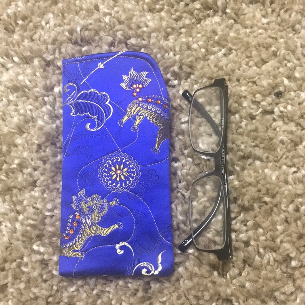 EYEGLASS HOLDER